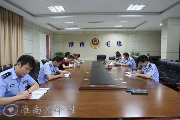 日前,毛集公安分局机关党支部在四楼会议室组织开展学习陈海发同志先进事迹活动。机关党支部党员、预备党员、入党积极分子参加学习教育。 机关党支部书记陶军带领大家学习了陈海发同志先进事迹。 大家纷纷表示在今后的工作中,要树立强烈的发展和创新意识,时刻以饱满的工作热情投入到工作中去。要以陈海发同志为榜样,坚守政治信仰,大力弘扬社会主义核心价值观,忠诚履职、勤勉敬业、淡泊名利、无私奉献,把个人的价值追求同党和人民的需要紧密联系在一起,用勤勤恳恳的工作态度实现最大的人生价值。要结合两学一做学习教育,牢固树立理想信